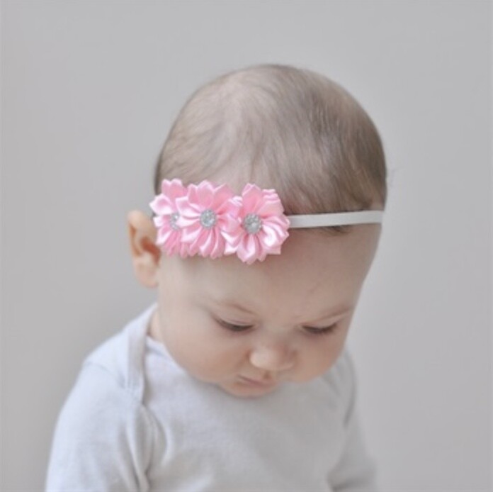 Babypynt hårbånd i lyserød med 3 blomster og sten