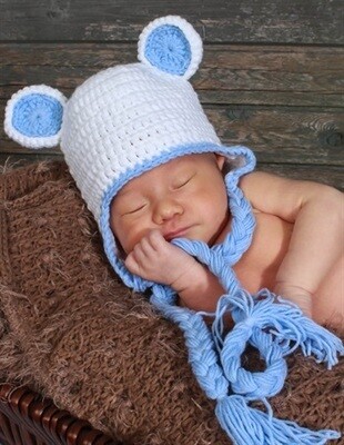 Babypynt hat i hvid med blå detaljer