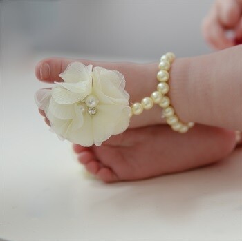 Babypynt barfodssandal i creme med perler