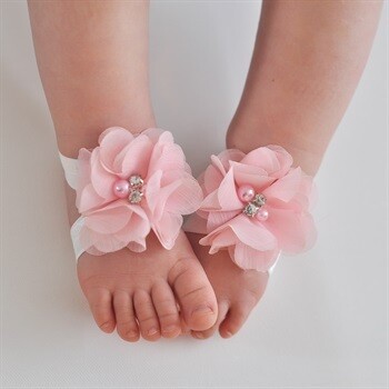 Babypynt barfodssandal i lyserød og hvid med blomst og perler