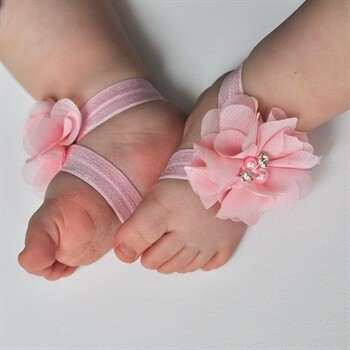 Babypynt barfodssandal i lyserød med blomst og perler