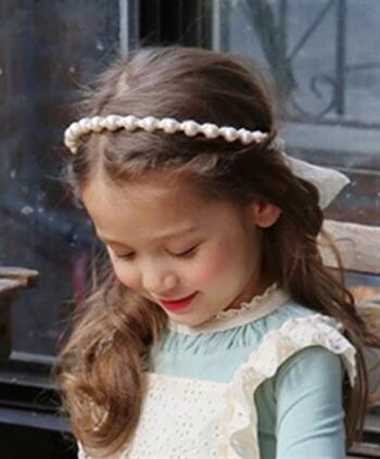 Smukt babypynt hårbånd i creme med perler