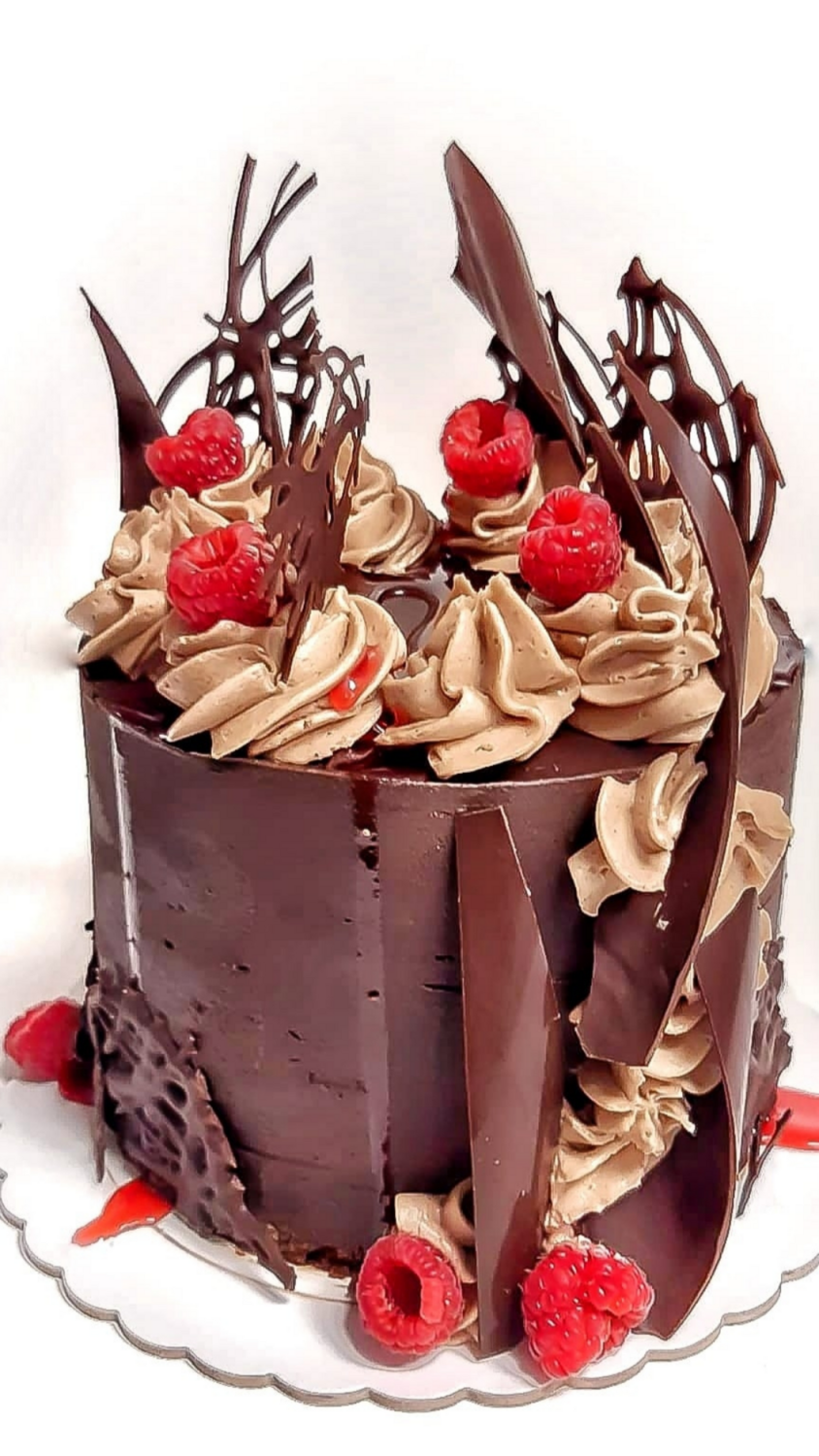 Tarta de chocolate y frutos rojos.