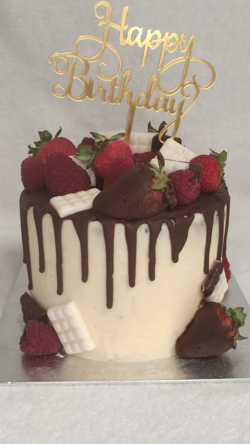 Tarta Drip cake de chocolate y fresas