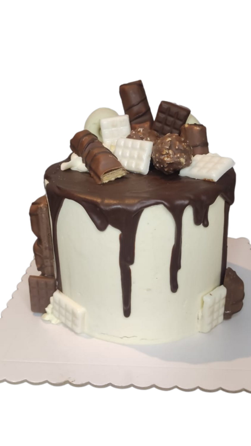 Tarta Drip Cake con chocolatinas