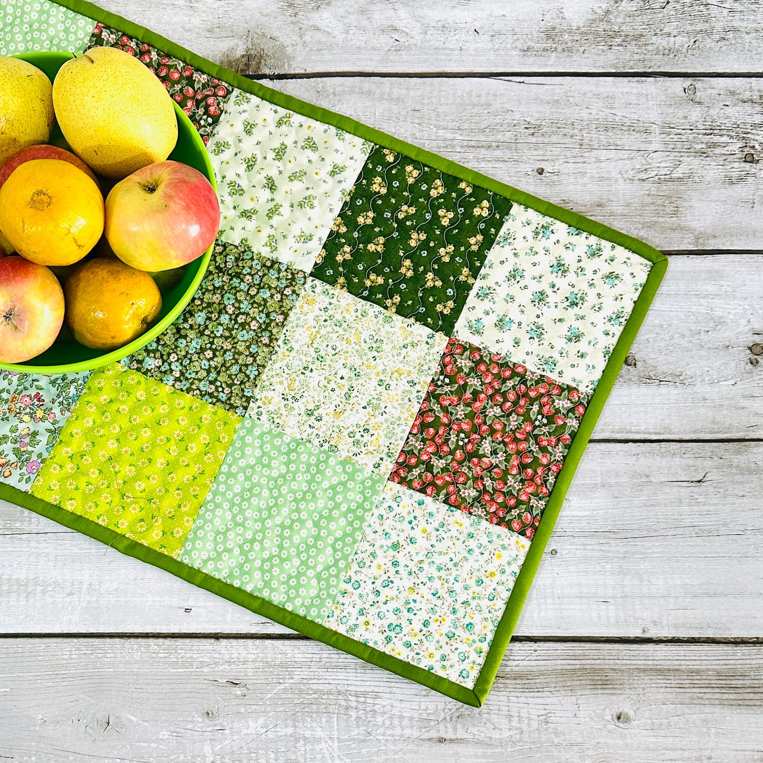 Green Floral Quilted Patchwork Table Runner, Classic Design Kitchen Table Topper Decor