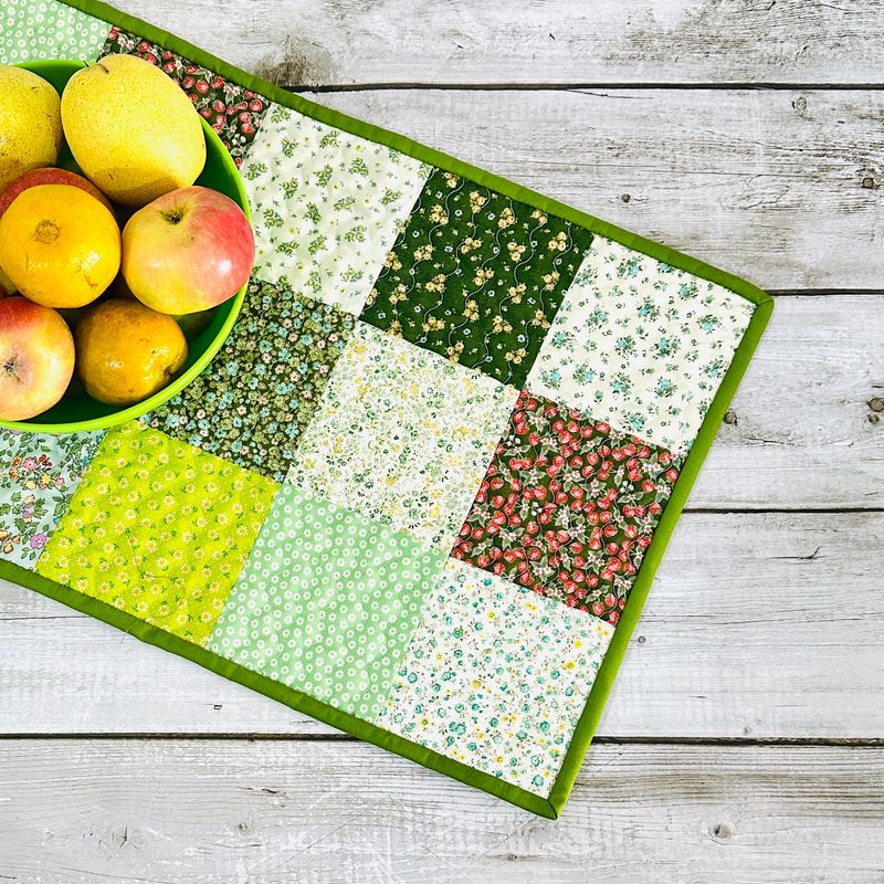 Green Floral Quilted Patchwork Table Runner, Classic Design Kitchen Table Topper Decor