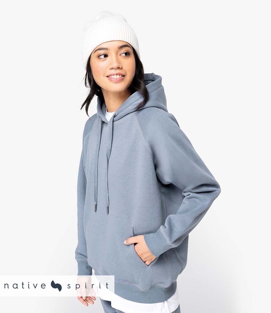 Sweat à capuche à manches raglan.