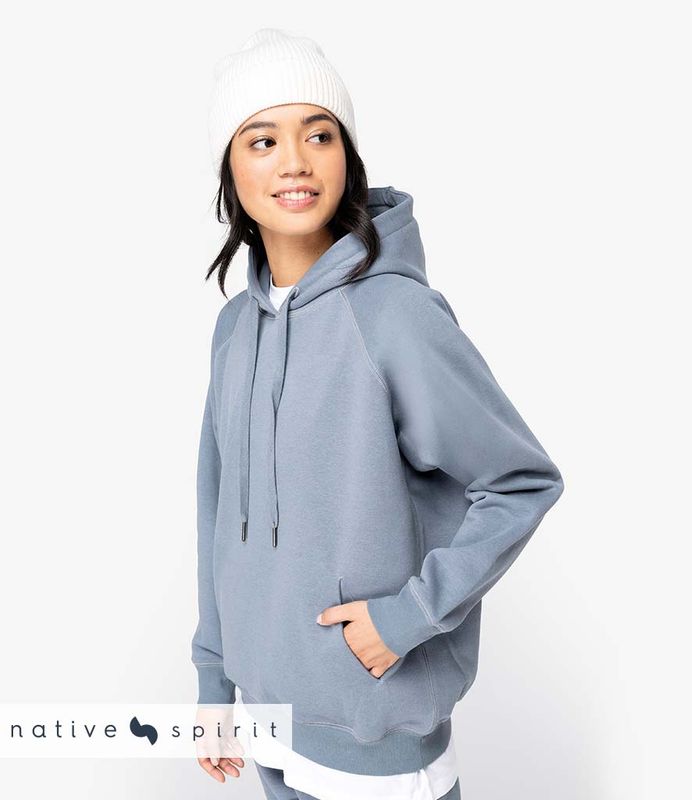 Sweat à capuche à manches raglan.