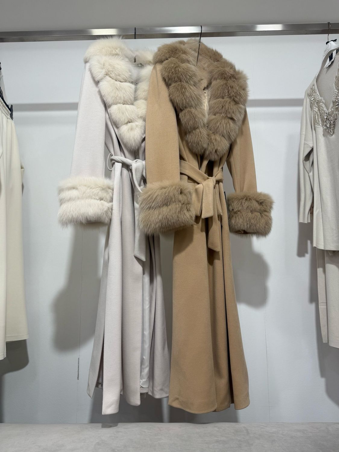 cappotto con collo e polsi in volpe