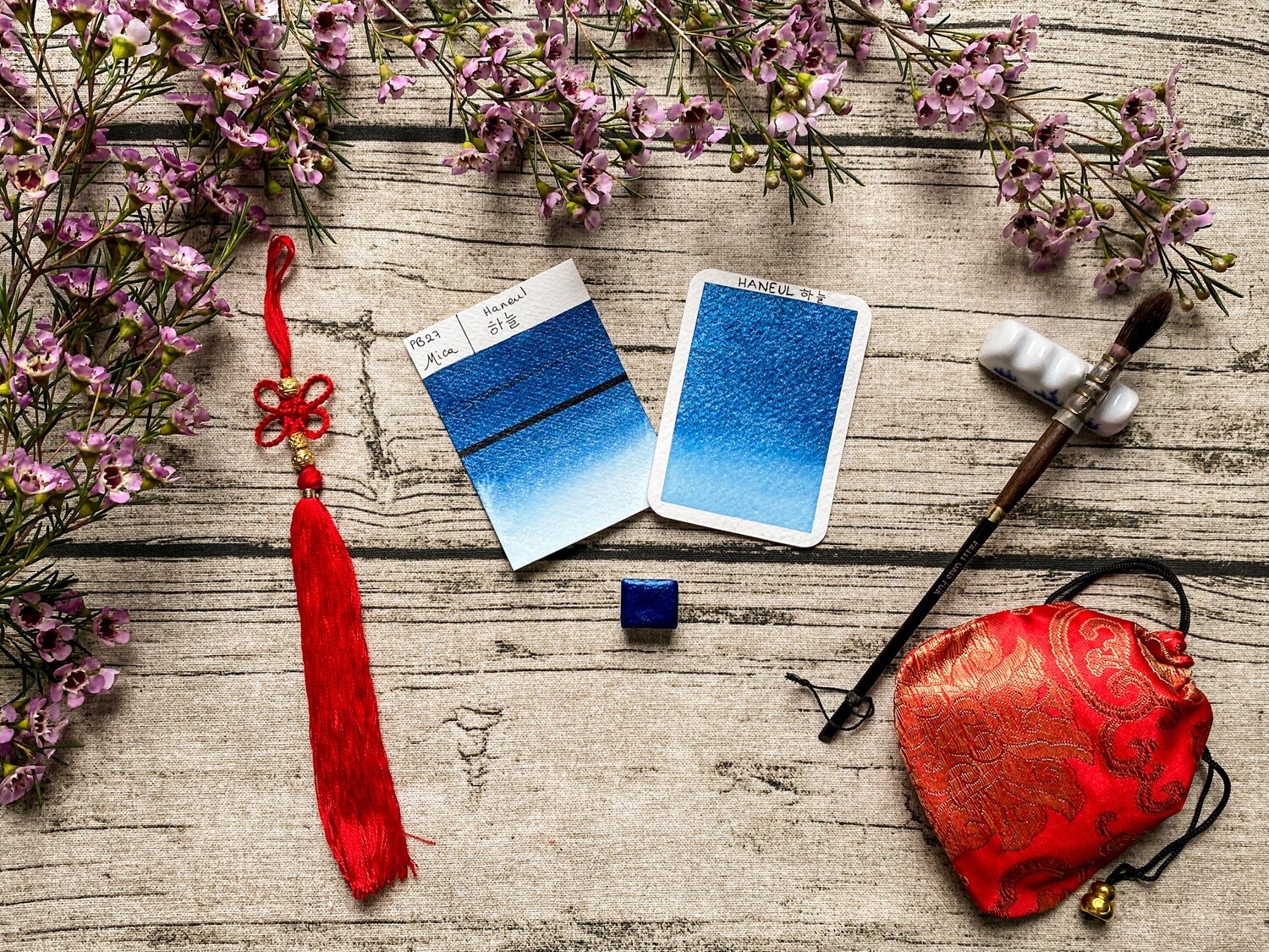 HANEUL - 하늘 - Aquarelle bleu foncé irisée artisanale fabriquée à la main à Paris