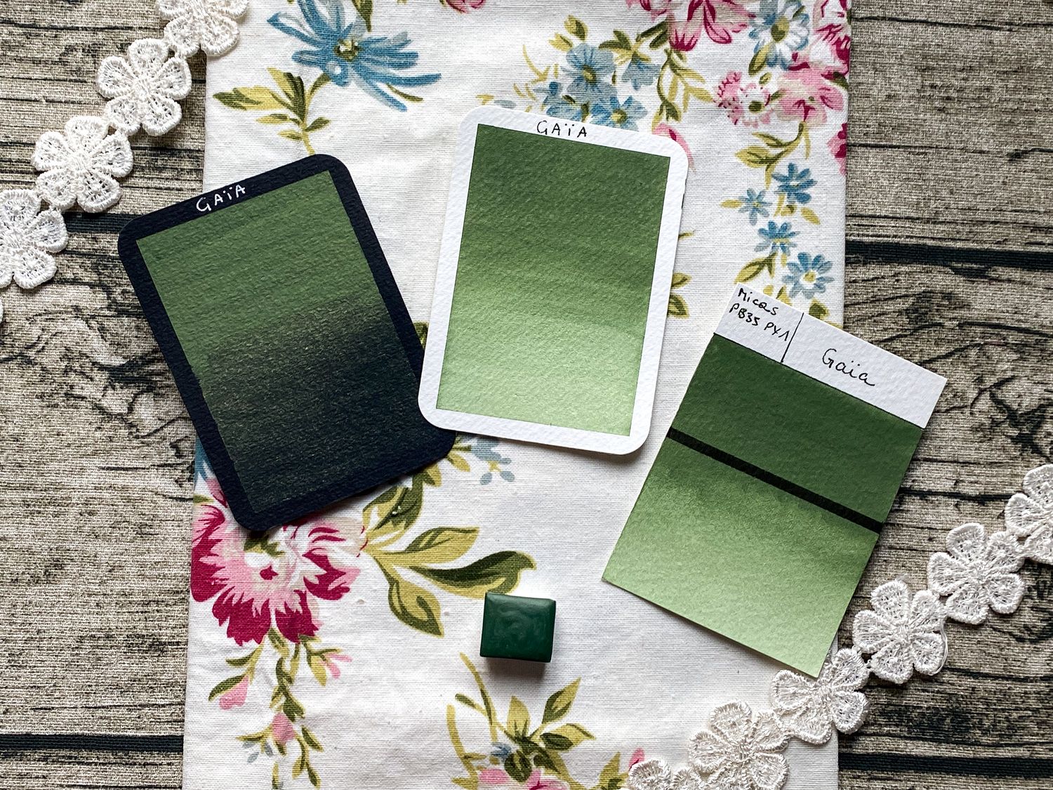 GAÏA  - aquarelle Verte légèrement irisée artisanale fabriquée à la main à Paris