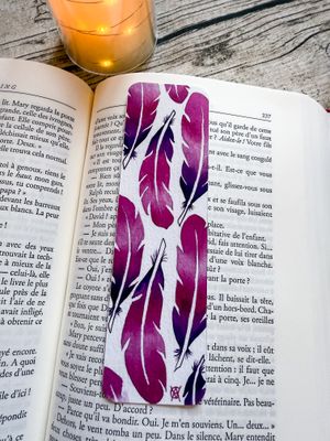 MARQUE PAGE PLUMES ROSES VIOLETTES