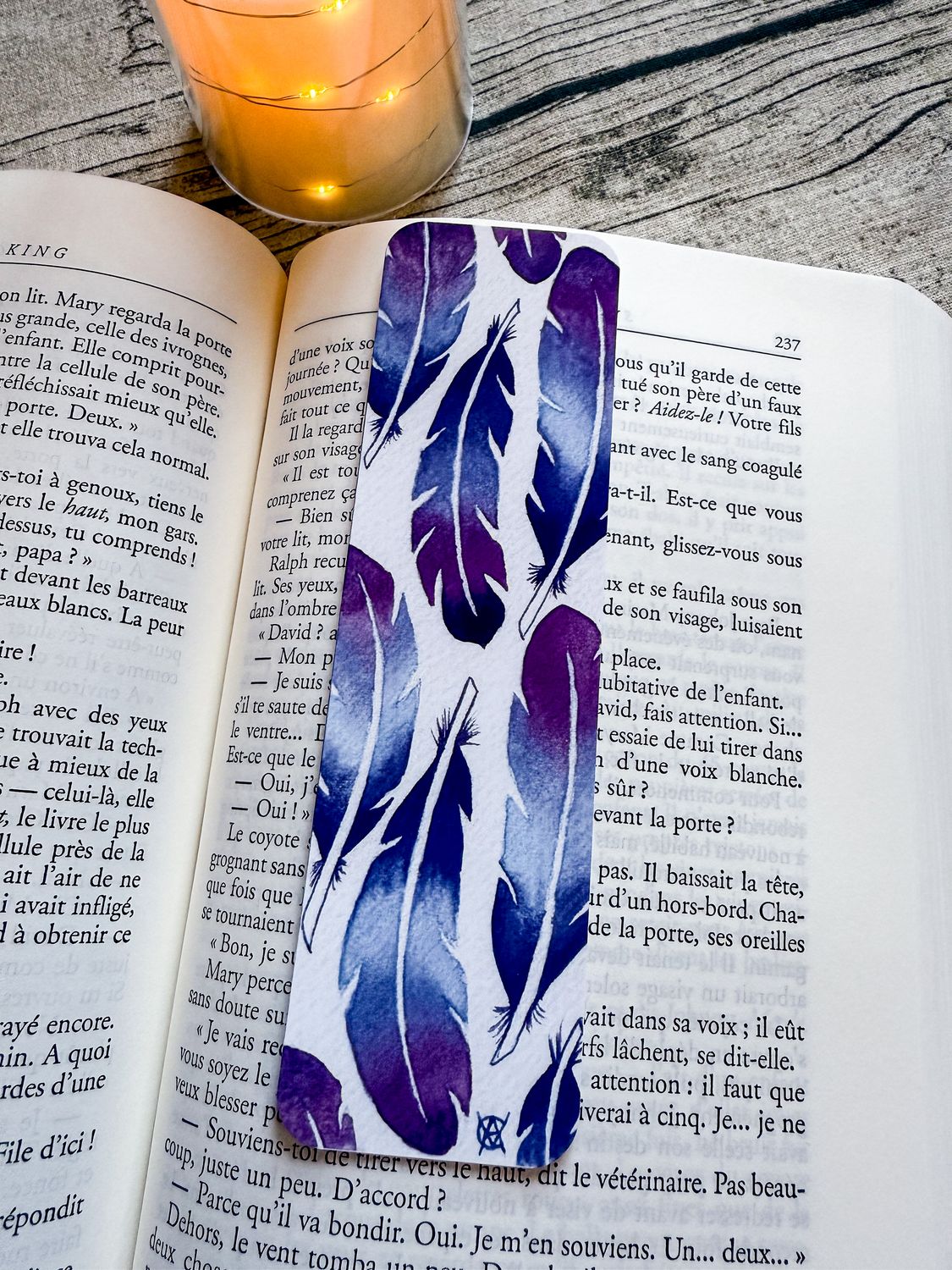 MARQUE PAGE PLUMES BLEUES VIOLETTES