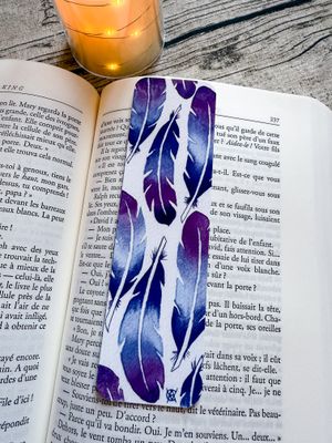 MARQUE PAGE PLUMES BLEUES VIOLETTES