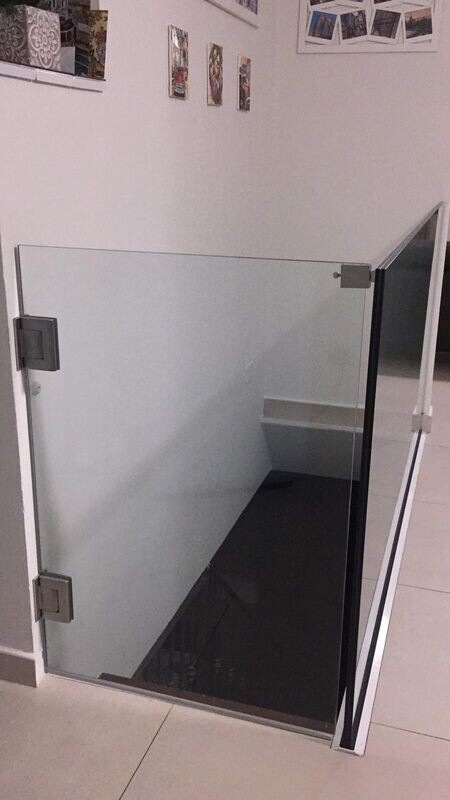 Balaustra con profilo a terra in alluminio vetro stratificato temperato e cancelletto in vetro con chiusura di sicurezza per bambini