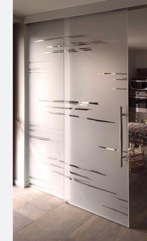 Parete con fisso e porta scorrevole decorata