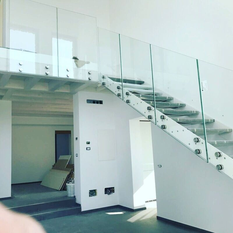 Parapetti in vetro su scala in ferro e con profilo in Alluminio a terra