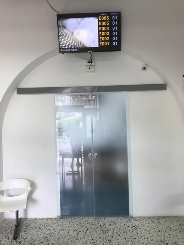 Porta scorrevole automatica con serratura