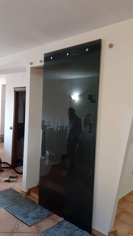 Porta scorrevole senza binario con vetro grigio temperati