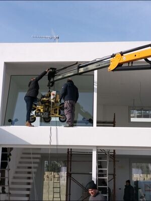 Realizzazione e installazione di vetrate di grosso spessore e misure fuori standard con attrezzature idonee per ogni esigenza