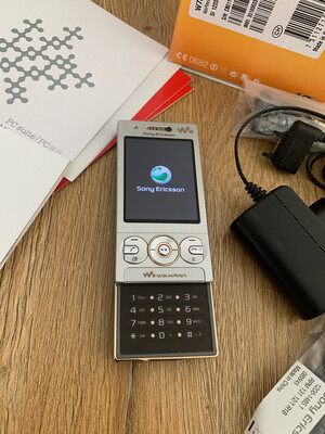 Sony Ericsson W705 - Luxury Silver Top Zustand