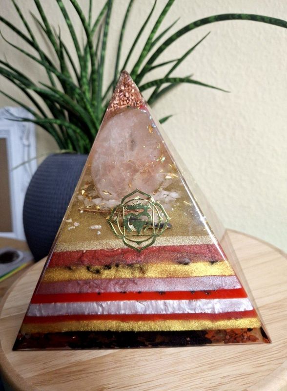 ? Orgonit Pyramide ?   EDDA - Die Hüterin des Erbes - Die Kämpferin, die ihr Gut Schützende, die Weise -