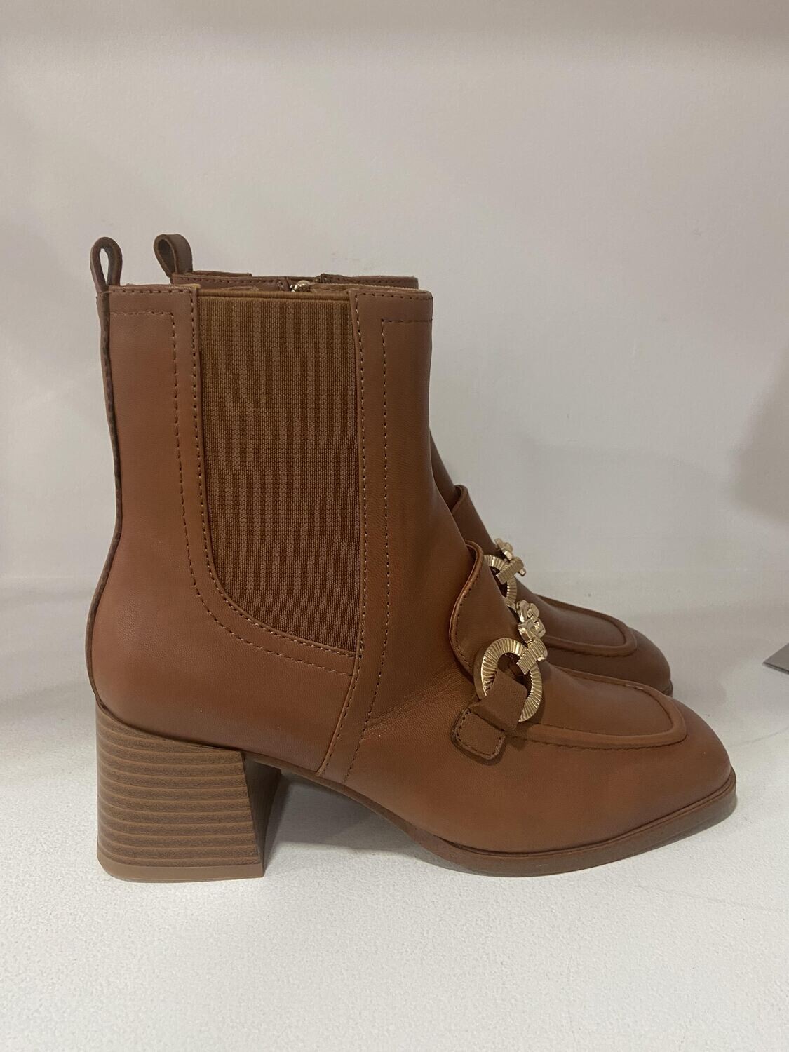 BOTIN PIEL TACON CAMEL CADENA