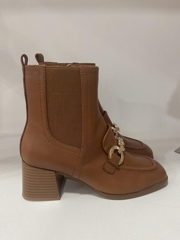 BOTIN PIEL TACON CAMEL CADENA