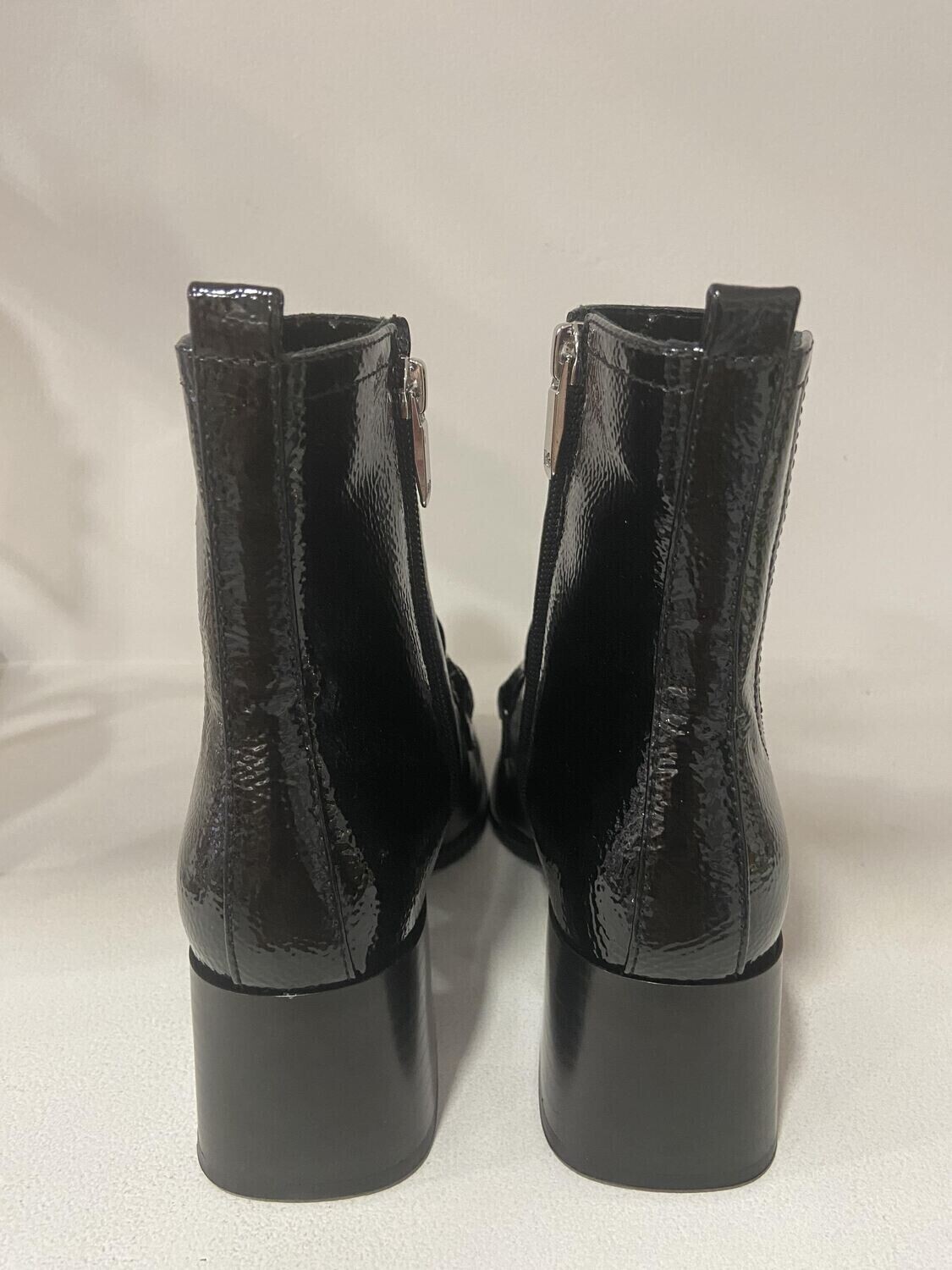 BOTIN PIEL ACHAROLADO TACON NEGRO CADENA