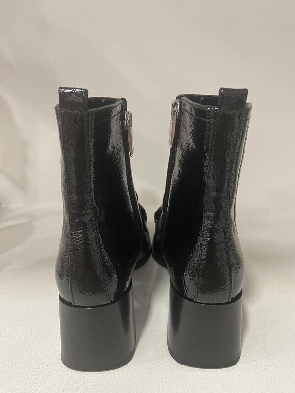 BOTIN PIEL ACHAROLADO TACON NEGRO CADENA