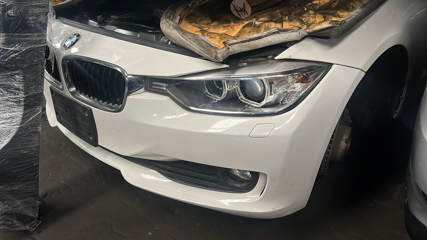 Bmw 320D 2012 F30 xenon front end with fender and hood 