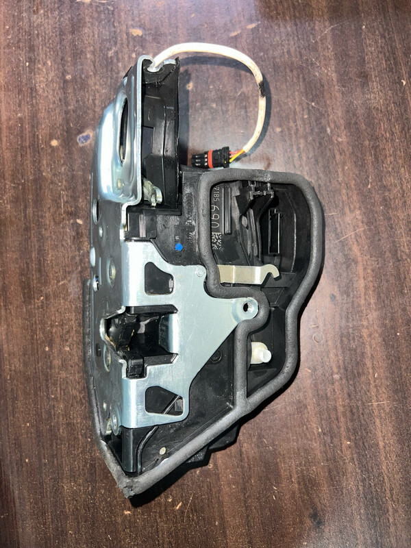 51217185690 Lock, complete, front right SCA 