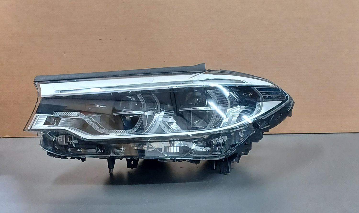 BMW G30,G31,F90 Head Light LED Left side 8499109 Europian spec Genuine Brand used product