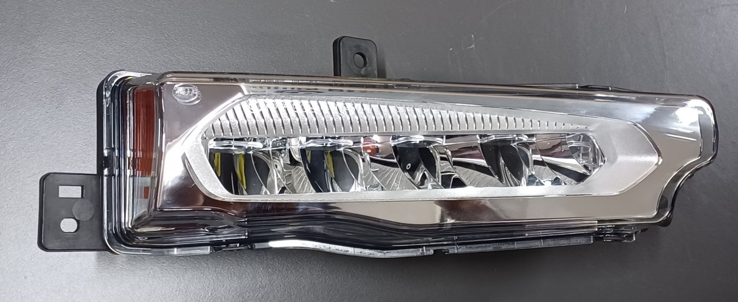 7412528 BMW Front fog Light Right Side ,G01,G02, Genuine product Brand new