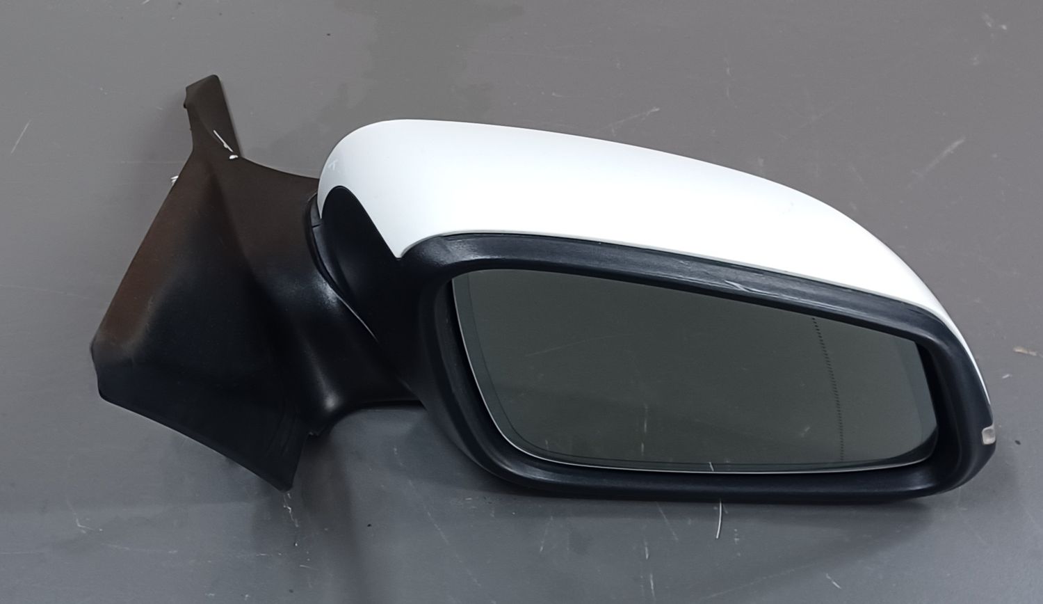 BMW F20 LCi 2015 Side Mirror Right Side White Colour Foldable type with signal Light Genuine Product
