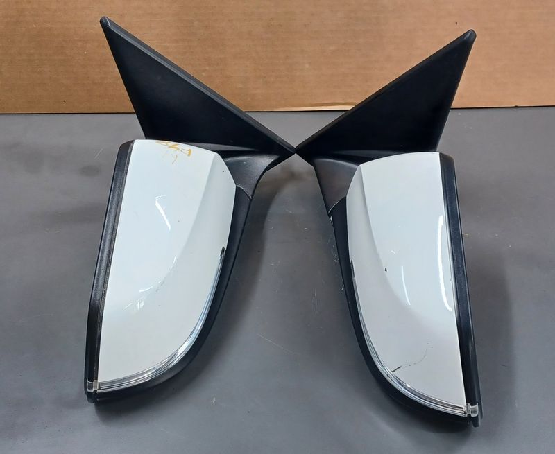BMW E84 , X1 LCi Side Mirror White Colour Left and Right Pair Foldable Type With Signal Light Genuine Product Used
