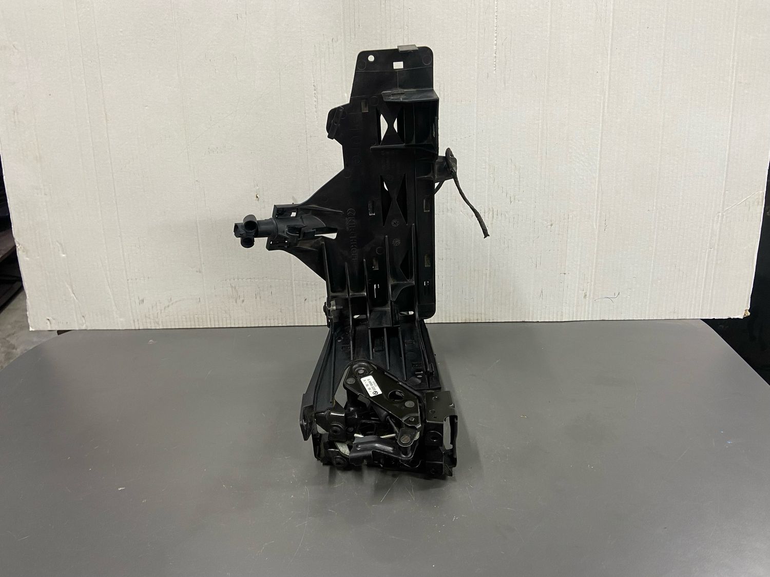 BMW F10 F11 Right Side Headlight Bracket 7183762 Used Product