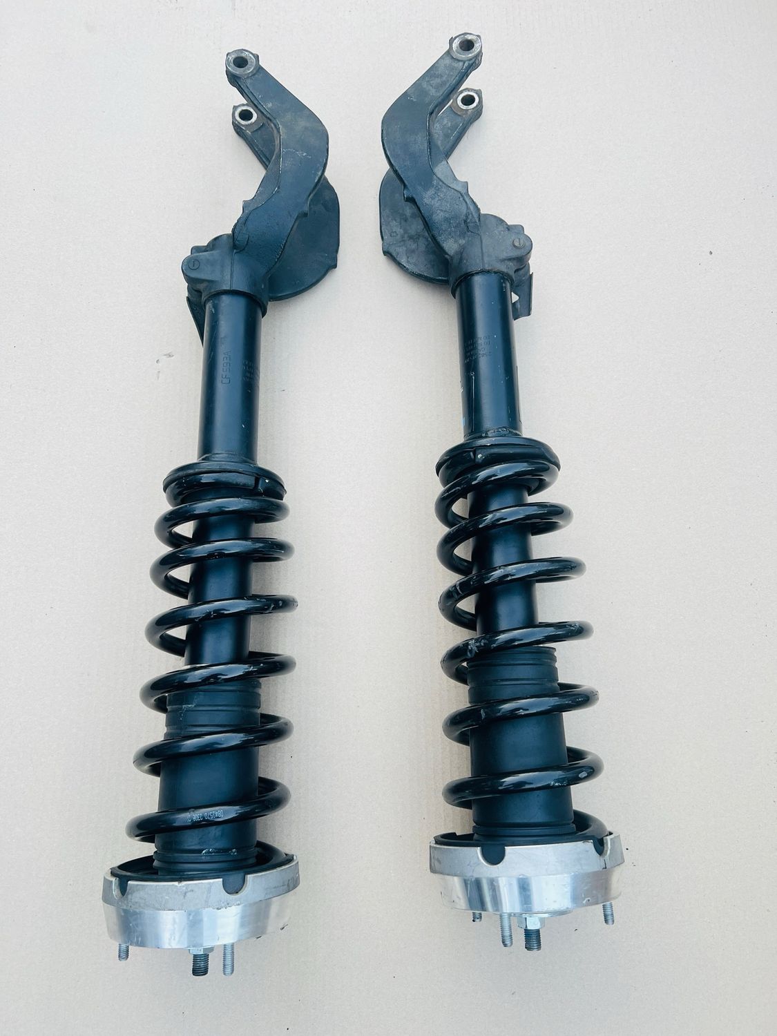 BMW 2008- 2014 E70 E71 X5 X6 xDrive50i Front Sides Shock Strut Absorbers Pair