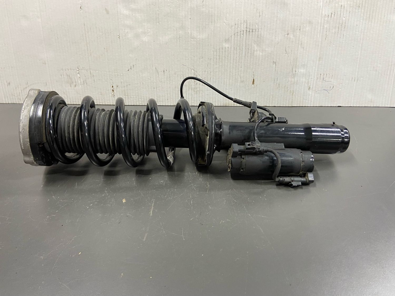 BMW G14 G15 Front Left Side Spring Strut 6878113 OEM Product Used