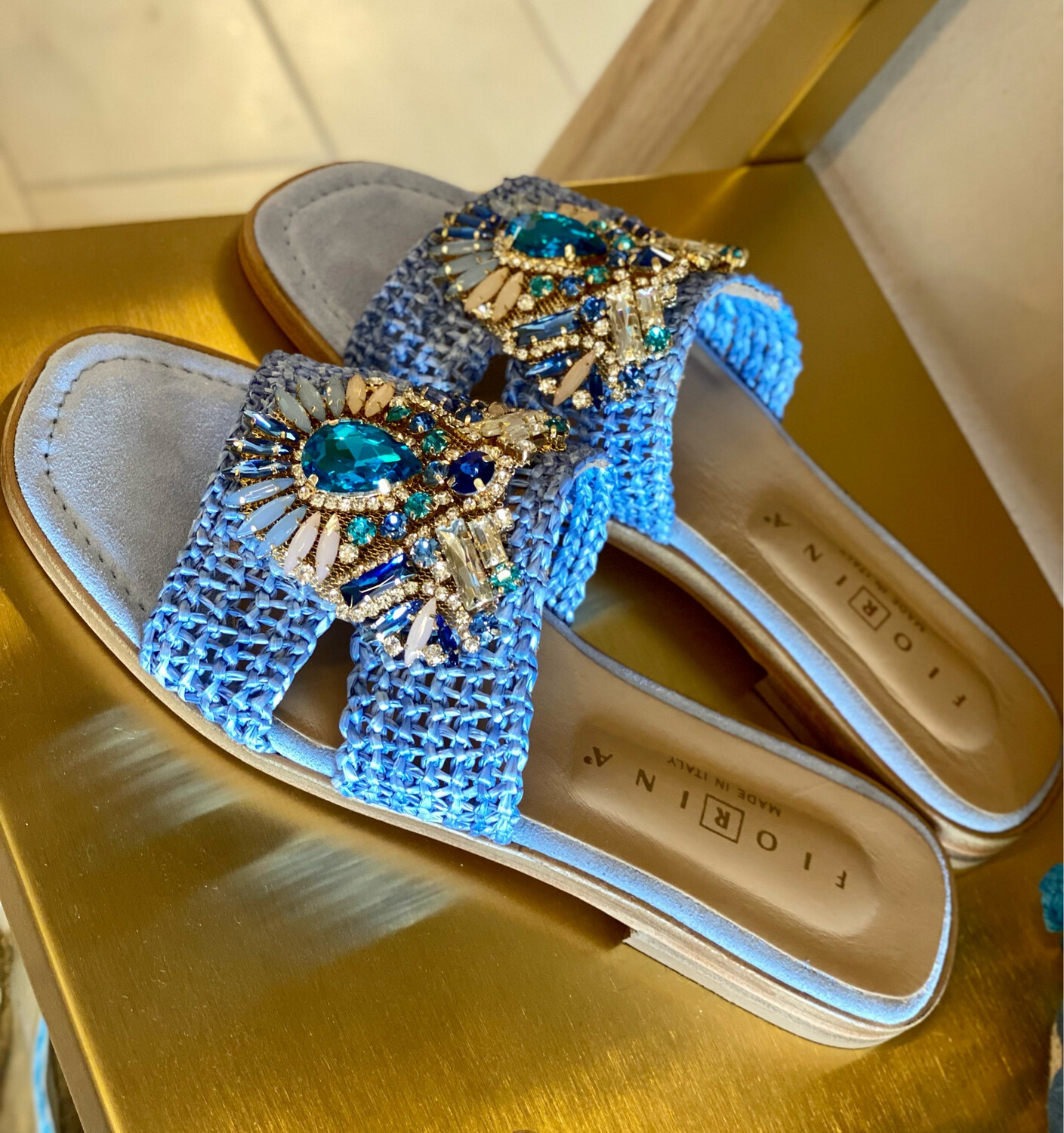 Ciabattina in rafia celeste con gioiello