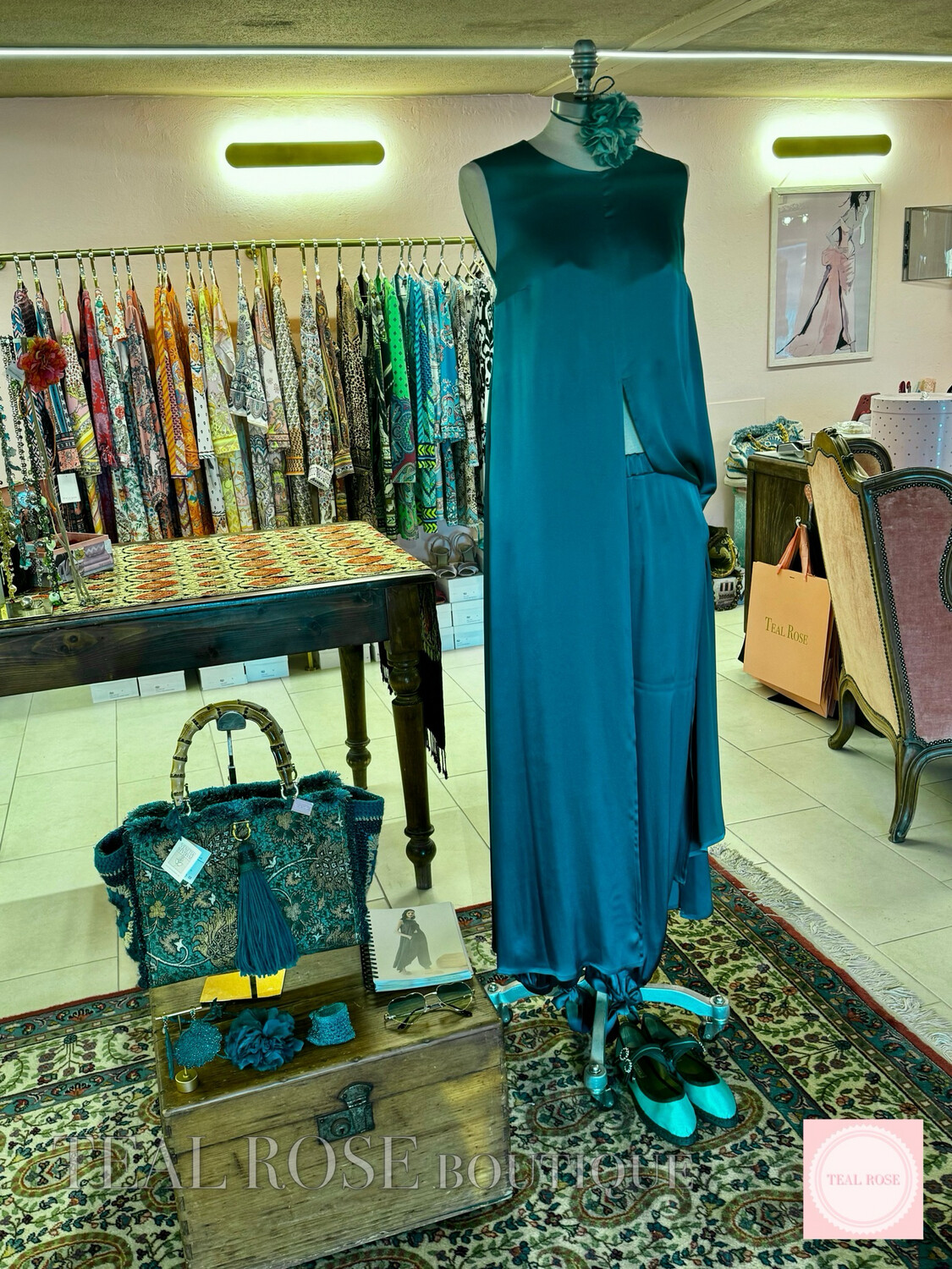 Completo tunica con spacco e pantaloni  in satin di viscosa 