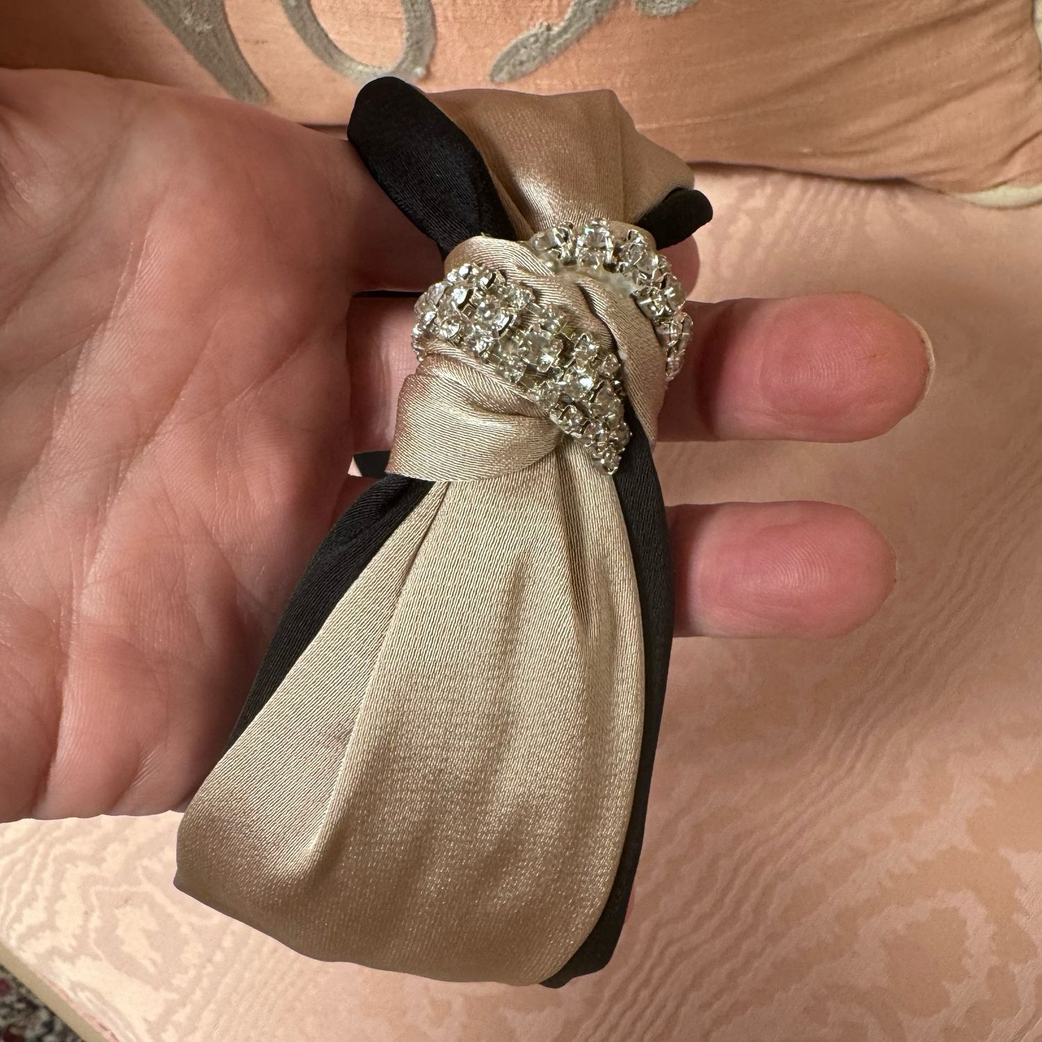 Fascia capelli in seta e accessorio con strass