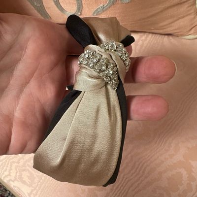 Fascia capelli in seta e accessorio con strass