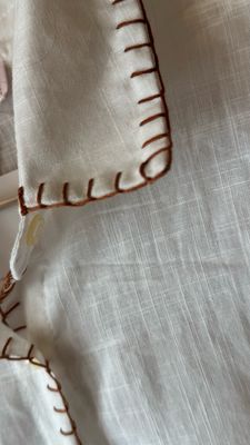 Camicia in lino e cotone ricamata a mano