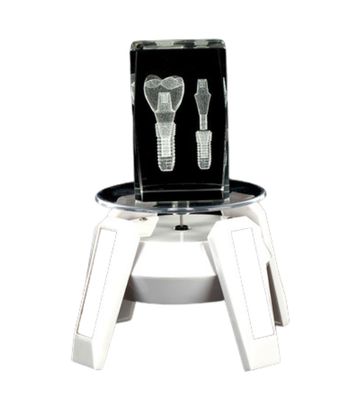 Model implant din cristal