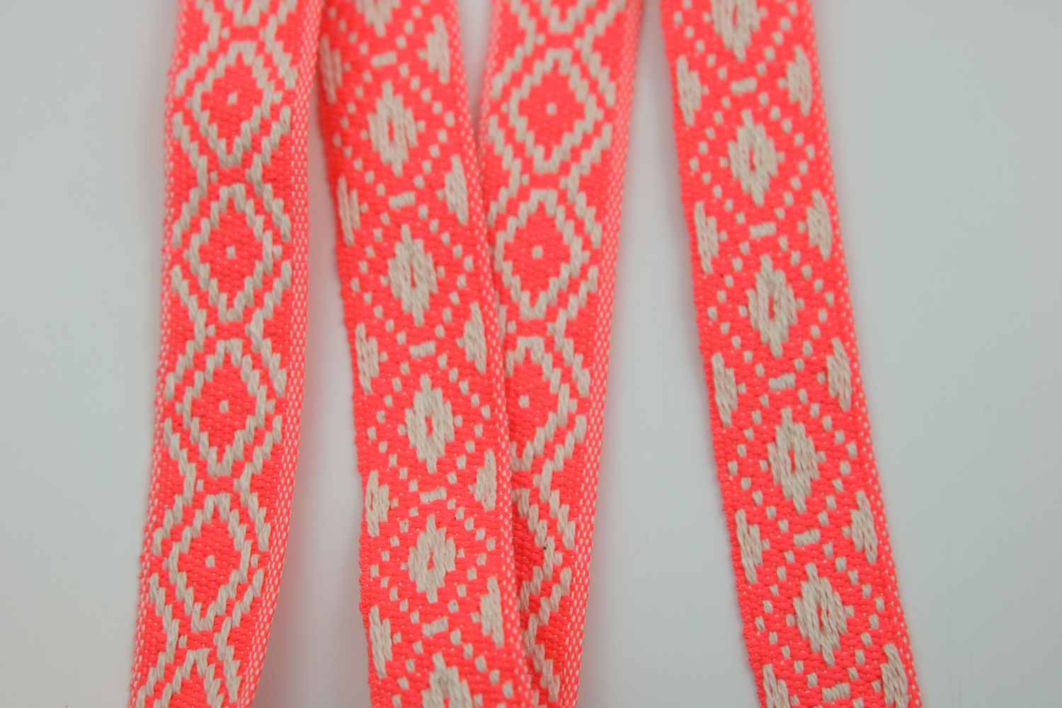 Leichtes Gurtband &quot;Neon-Boho&quot;, 20mm, neon-orange, ecru