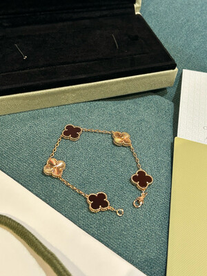 Red Van Cleef &amp; Arpels Bracelet