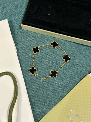 Van Cleef &amp; Arpel (Black &amp; Gold)
