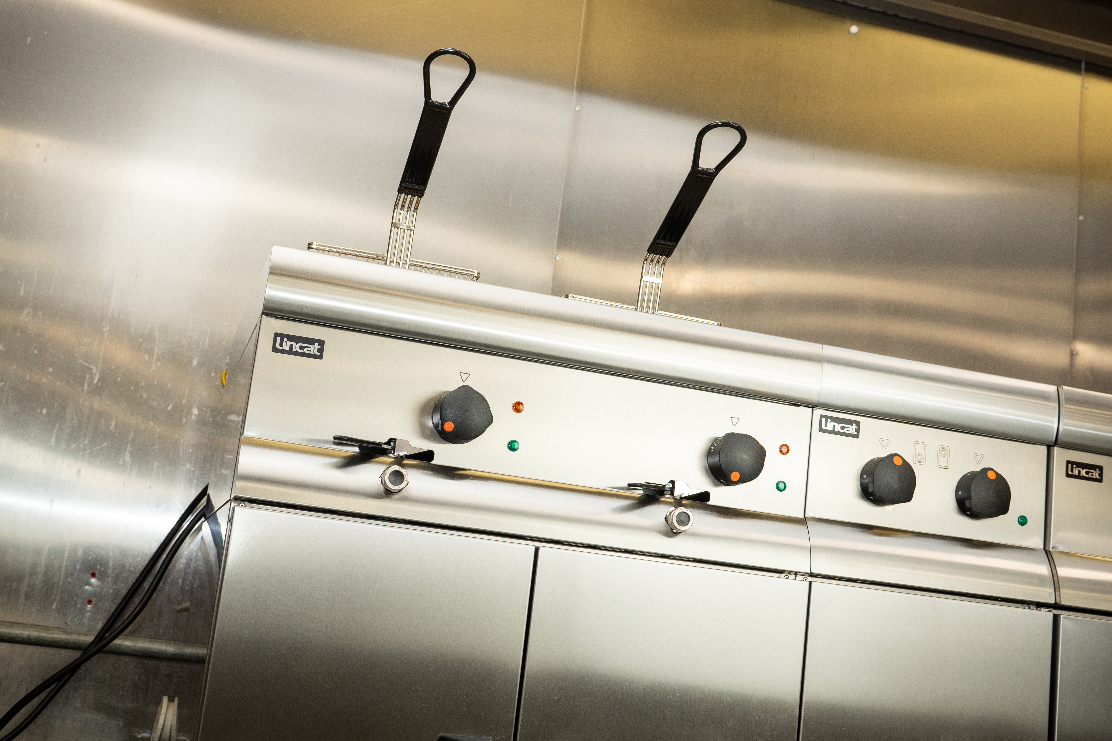 Lincat J12 - Silverlink Electric Free-standing Twin Tank Fryer – 2 Baskets – W 600 mm – 2 x 6.0 kW